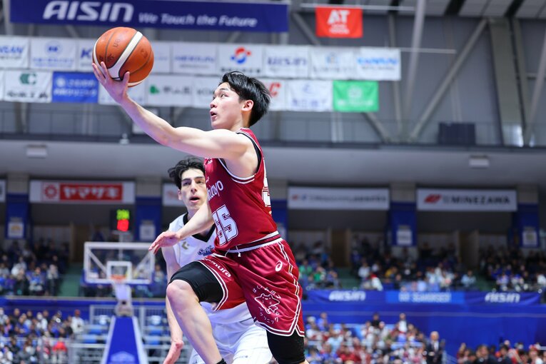 初挑戦のBリーグで存在感を見せる岡田のプレー　©B.LEAGUE