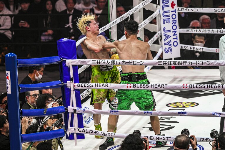 打ち合いでも井上拓真が優位に立った　©Takuya Sugiyama