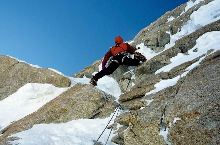 2008年アラスカ・デナリ南壁での一村。ベアトゥース北東壁からデナリに至る継続登攀は世界から注目された ／ photograph by Yusuke Sato