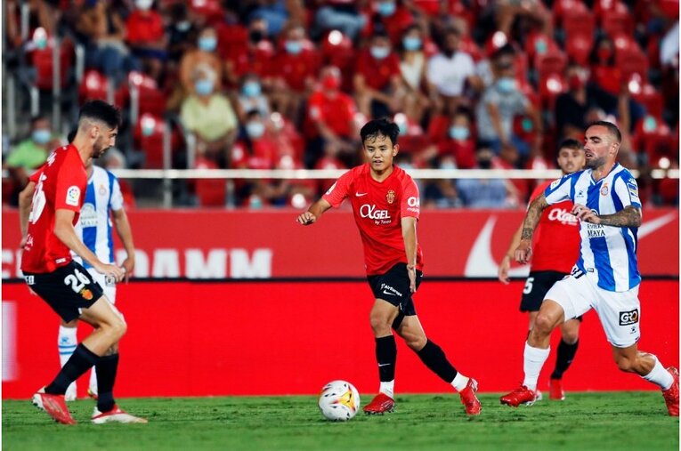 久保建英からスパイクをもらったファンが超嬉しそう… 絶妙だったボールコントロールとお辞儀、監督も“好プレーへの労い”〈激写〉(17)