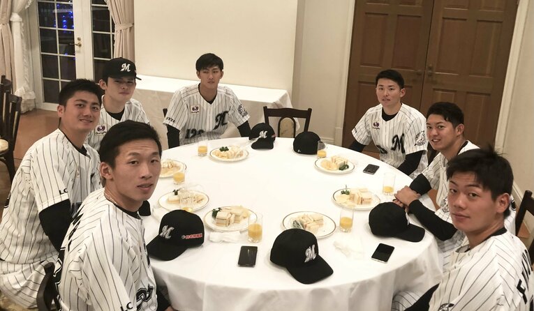 同期の仲間たちと入団会見でのオフショット　©︎Chiba Lotte Marines