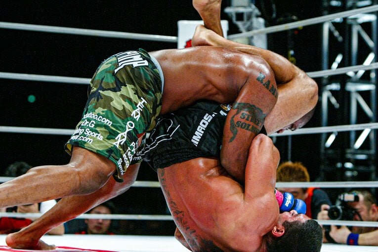 ジャクソンに三角絞めを仕掛けるアローナ。だが、直後に悪夢が待っていた　©Susumu Nagao