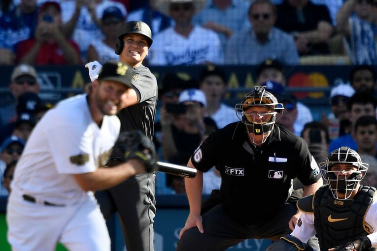 2022年オールスター初戦。初球を初安打した大谷。打たれたカーショーも思わず笑顔　©Getty Images