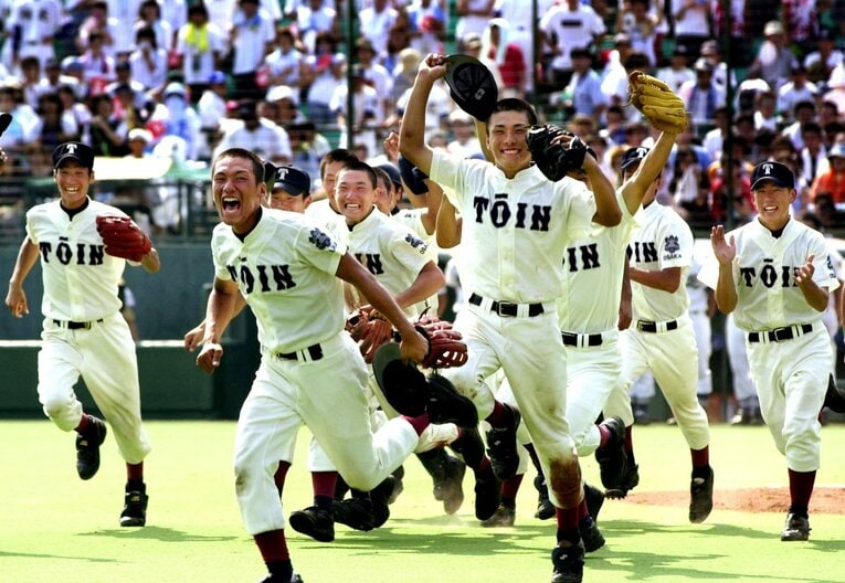 初出場初優勝を達成した1991年以来となる夏の切符を獲得した大阪桐蔭ナイン（2002年）　©︎Sankei Shimbun