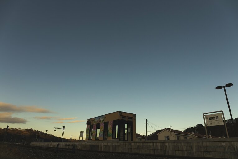 小さな島式ホームに待合室がひとつ