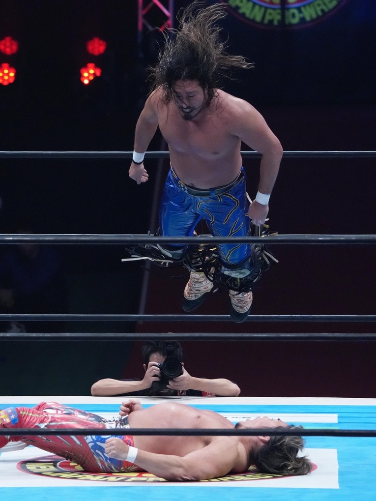 フライングボディプレスを繰り出す辻陽太　©Essei Hara