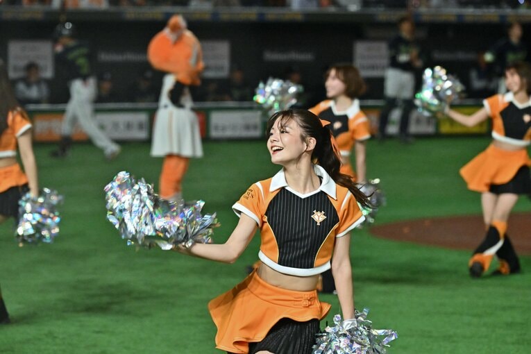 試合を盛り上げる巨人の公式マスコットガール「VENUS」　©Hideki Sugiyama