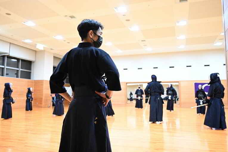 活動を見守る戸崎総代表　©Keiji Ishikawa