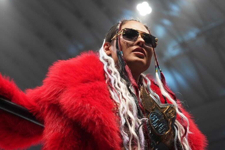 「女マフィア」風のサングラス姿　©Essei Hara