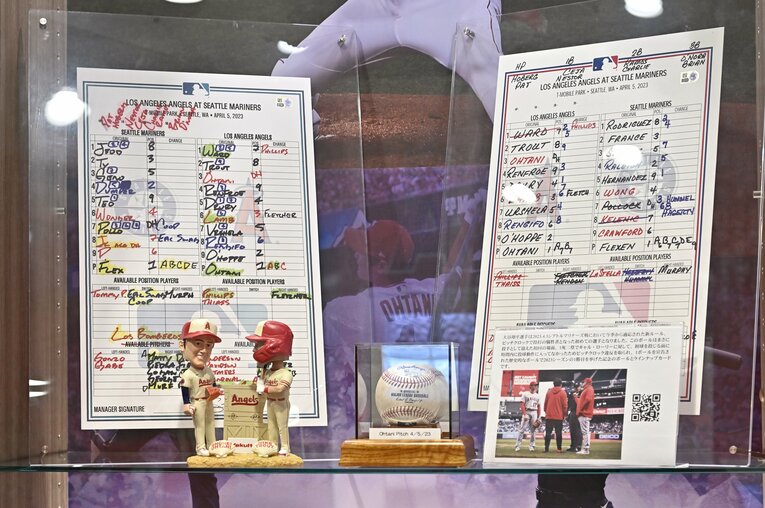 ピッチクロック違反をとられた試合のラインナップカードとボールも展示　©Takashi Shimizu