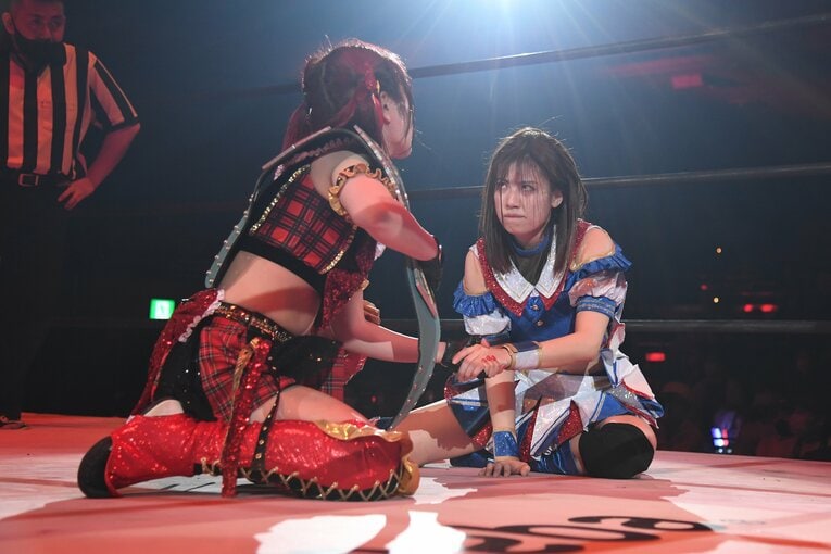 悔しそうな表情で握手をかわす荒井優希