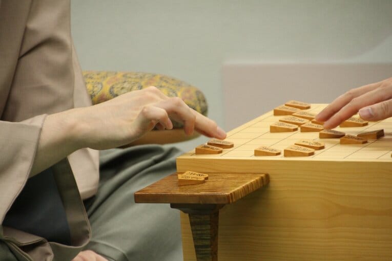 【名人戦第3局・羽田空港対局の様子】藤井名人の美しい手つき　©NumberWeb