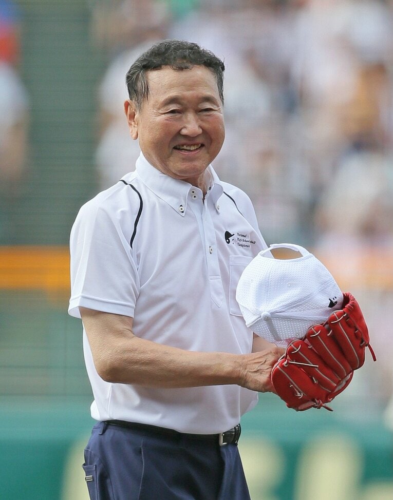 2018年8月16日、甲子園で「レジェンド始球式」を務めた板東英二　©JIJI PRESS