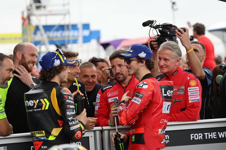 ポルトガルGPのパルクフェルメで話し込むバニャイア（右）とベツェッキ　©Satoshi Endo