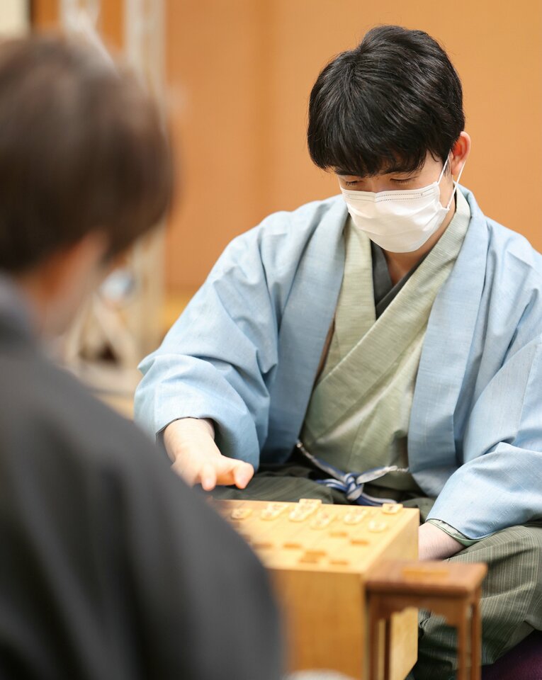 王将戦第3局の藤井（代表撮影） ©JIJI PRESS