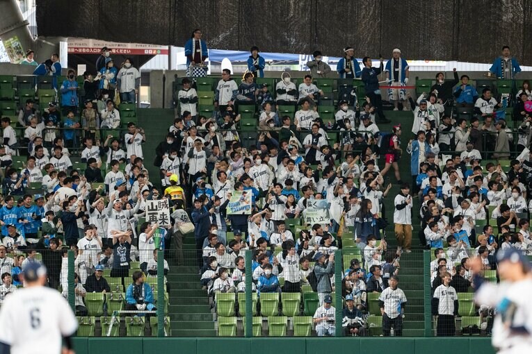 試合前のスタメン発表でブーイングを浴びせる西武ファン　©Nanae Suzuki