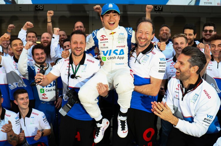 チームとともに10位入賞を喜ぶ角田 ／ photograph by Getty Images / Red Bull Content Pool