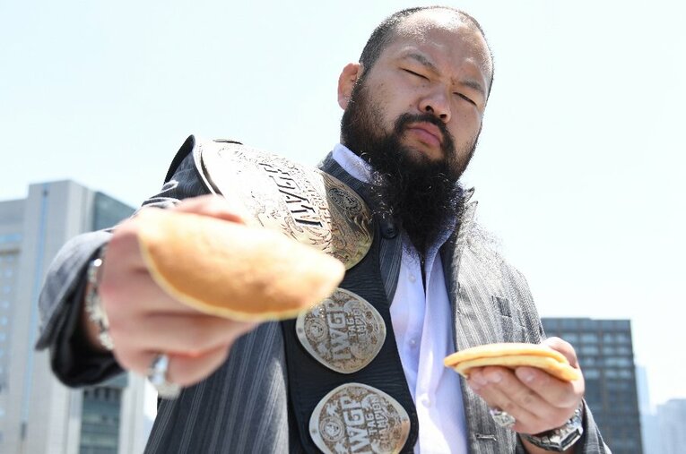 「パンケーキ食うか？」と救出した女児を気遣う“神対応”も話題に。取材陣にもパンケーキを恵んでくれた ／ photograph by Masashi Hara