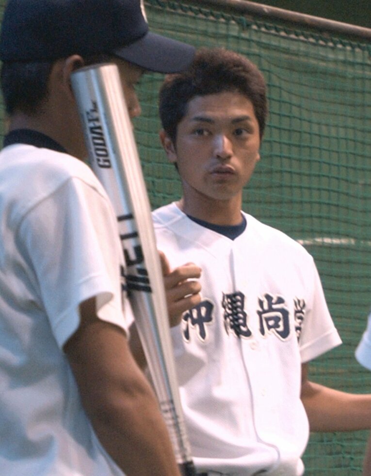 大学4年時、甲子園で母校の臨時コーチを務める比嘉　©KYODO