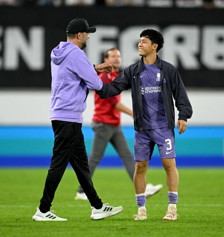 試合後、笑顔でコミュニケーションを取るクロップ監督と遠藤　©Getty Images