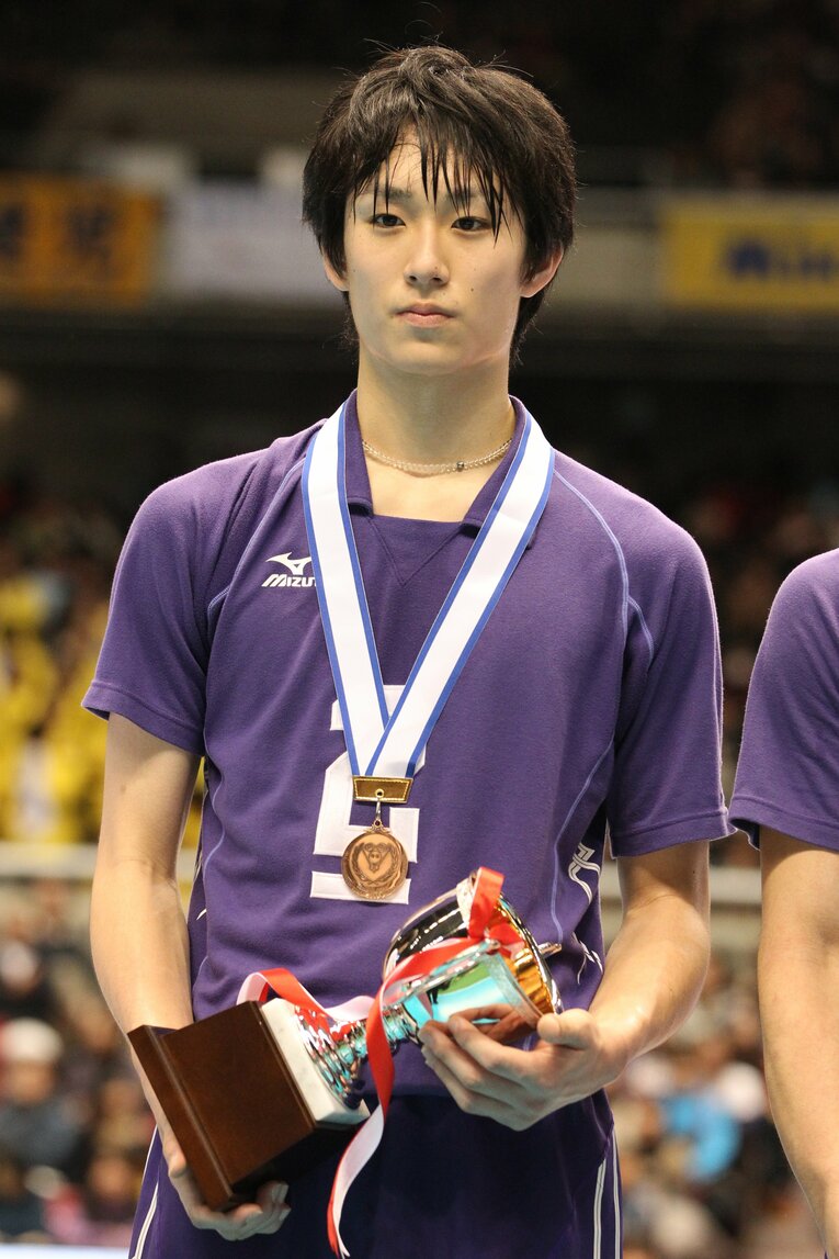 悔しさを胸に表彰式でトロフィーを受け取る柳田　©︎Kiyoshi Sakamoto/AFLO