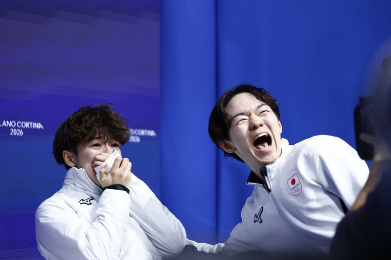 銅メダルを知って泣き崩れる佐藤を陽キャな笑顔で称える鍵山！【スワイプするとそのほかの写真もご覧になれます】　©Sunao Noto / JMPA