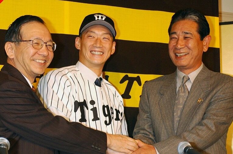 金本知憲の獲得に沸いた2002年オフ。同時に阪神では、24人の選手がリストラを言い渡されていた ／ photograph by JIJI PRESS