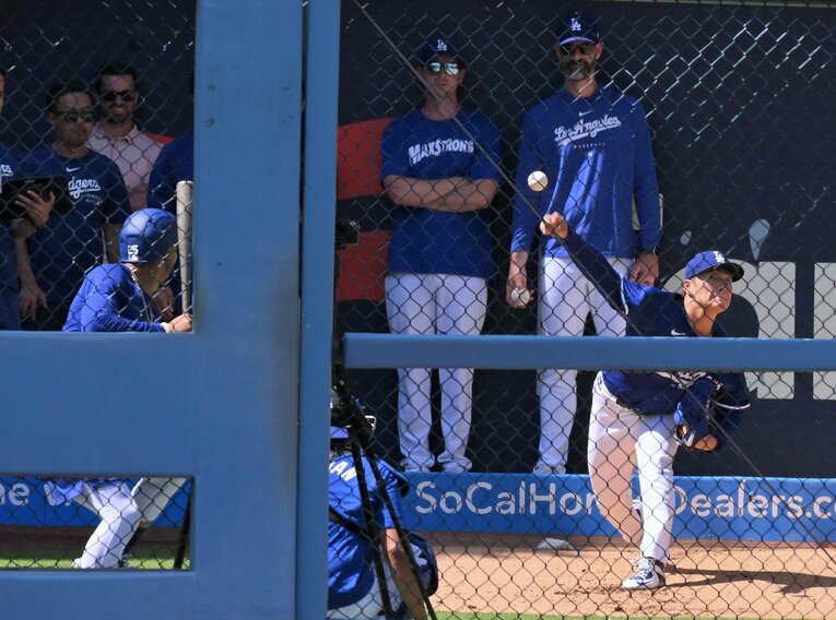 6日、ブルペンで投球する山本由伸　©︎JIJI PRESS