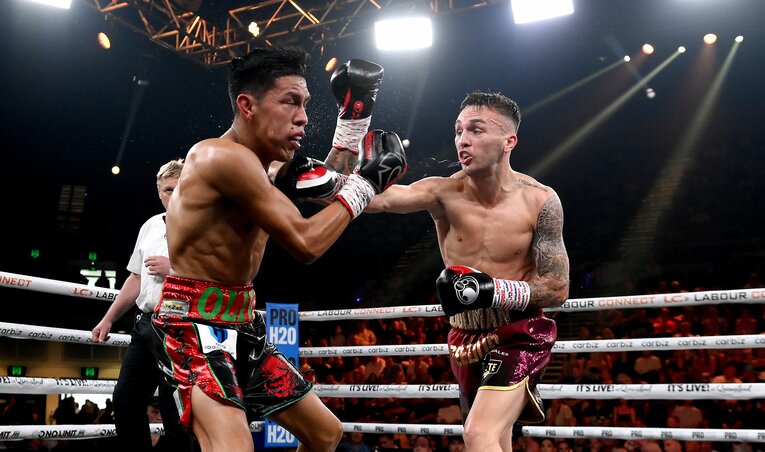 2023年10月、ミゲル・フローレス（左）に判定勝ちを収めたサム・グッドマン　©︎Getty Images