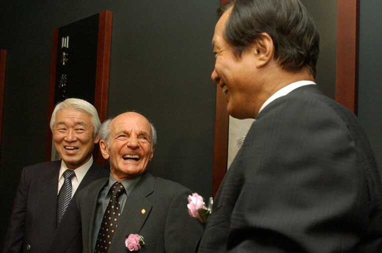 2005年、「日本サッカー殿堂」の第1回殿堂入りメンバーに選ばれ、釜本邦茂、デットマール・クラマーと談笑する杉山隆一（写真左） ／ photograph by JIJI PRESS