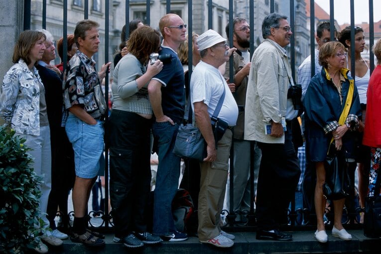 プラハの街中には人がたくさん　©Takuya Sugiyama