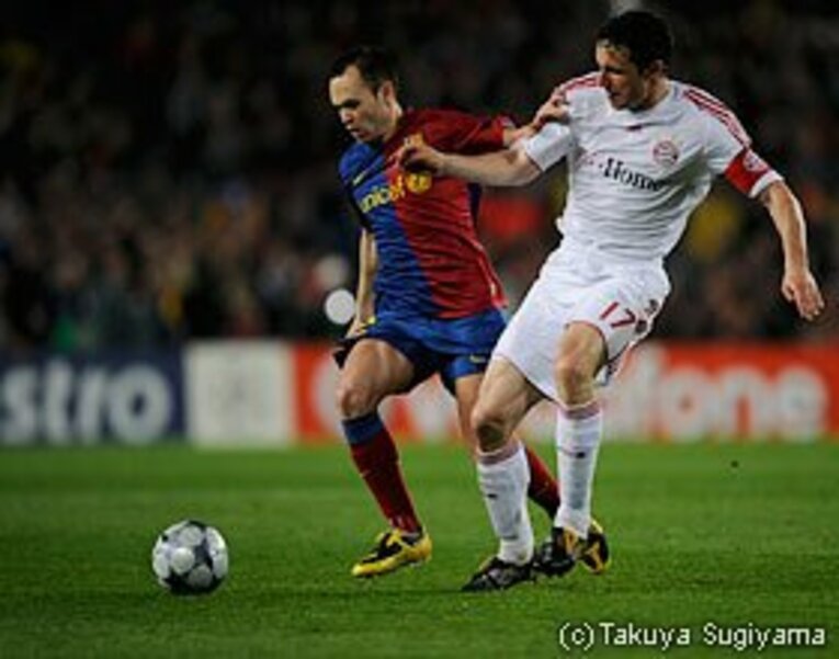 身長170cm体重65kgと小柄で、特にスピードがあるわけでもない。しかしそれを補うポジショニングやボディバランス、スタミナ、そして驚異的な“頭脳”で常に最善のプレーを生む