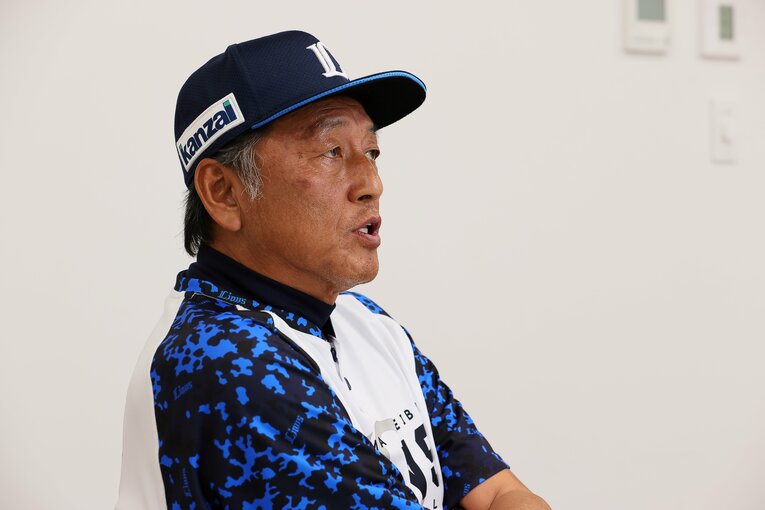 昨年途中から指揮を執った渡辺久信監督代行も流れを変えられなかったが…　©Shigeki Yamamoto