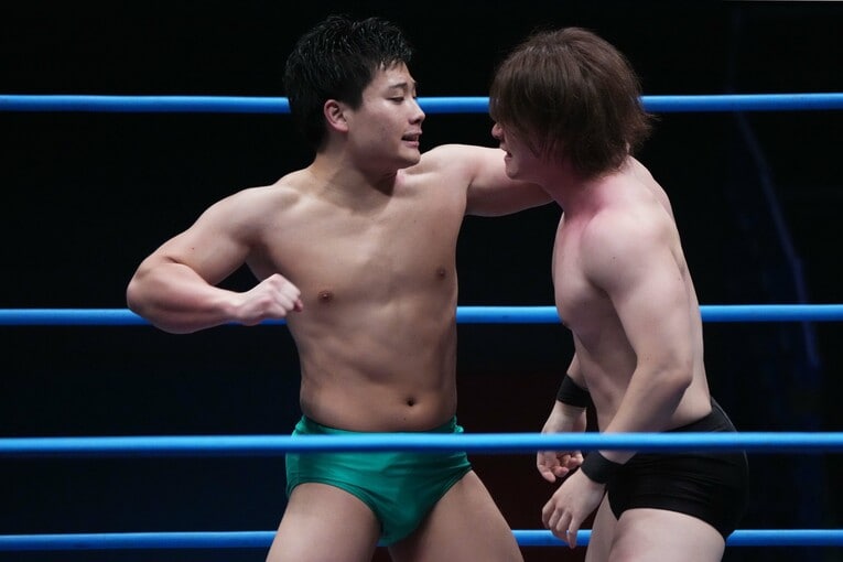 小藤将太にエルボーを見舞う長尾一大心。5月18日、大田区総合体育館　©Essei Hara