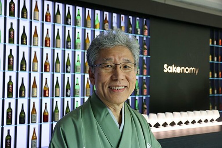 和服姿が粋な漆芸作家で人間国宝の室瀬和美さん。