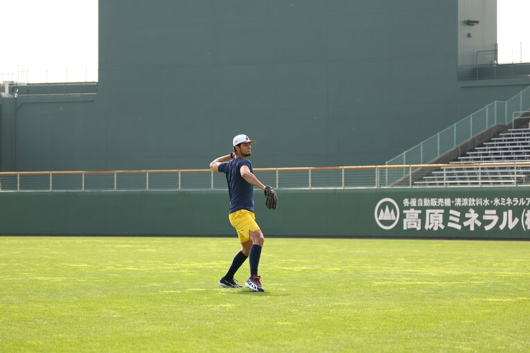 第1クール終了後、休養日に宮城大弥とのキャッチボールで見せた、まさかの左投げ