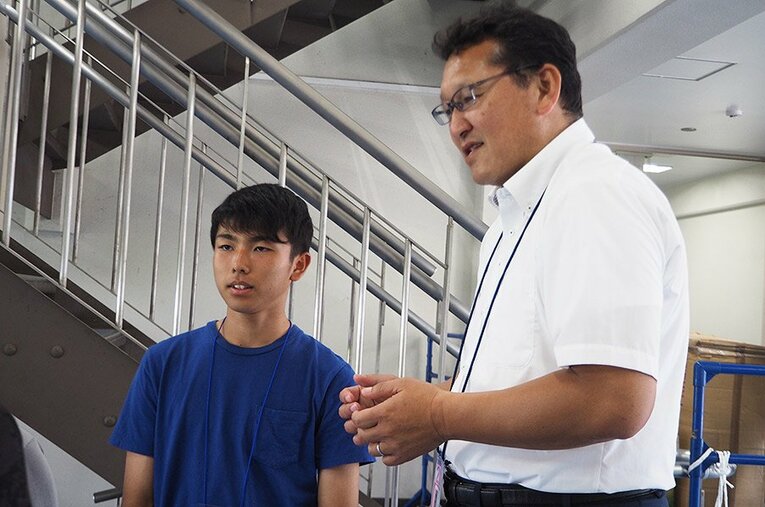 高校時代のMF中山陸（左）に声を掛ける森淳スカウト（2018年）　©Masayuki Sugizono