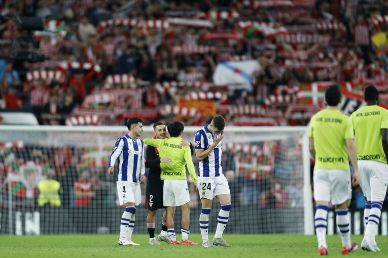 ビルバオの選手とはハグ　©Daisuke Nakashima