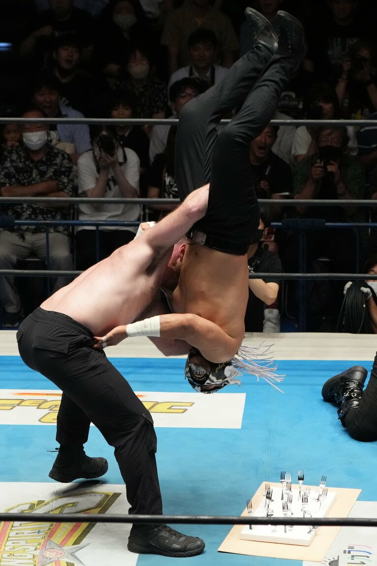 「フォークの剣山」にエル・デスペラードを叩きつけるジョン・モクスリー