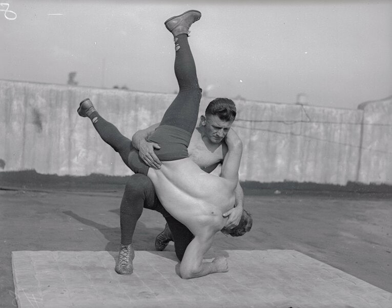 プロレスの固め技を実践するアド・サンテル（1923年撮影）　©Getty Images