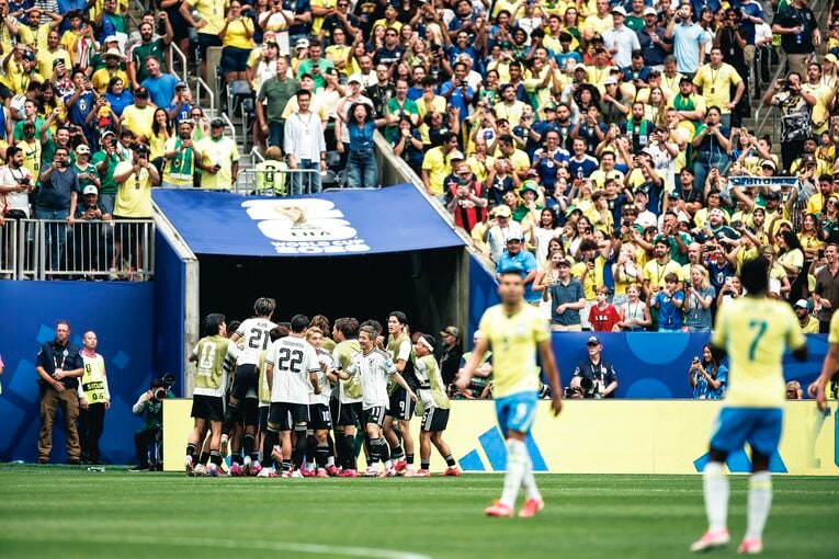 テレビに映らなかったブラジル戦真相…写真は右に続きます　©Kiichi Matsumoto/JMPA