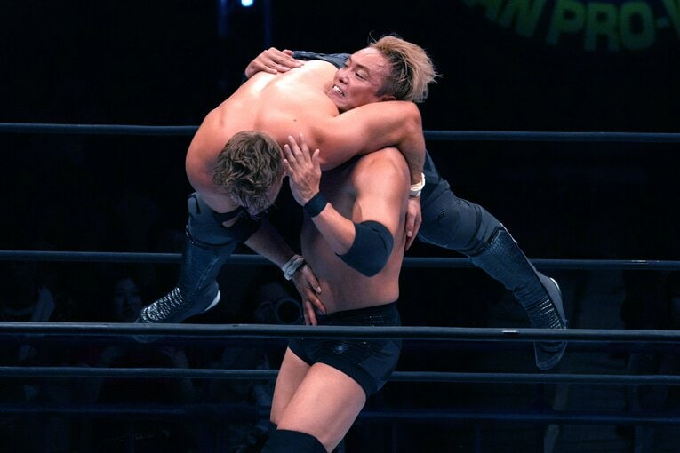 オスプレイを担ぎ上げるオカダ