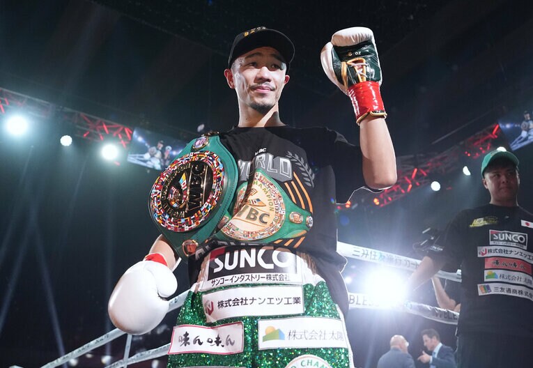 有明アリーナの大歓声に応える中谷潤人　©Naoki Fukuda