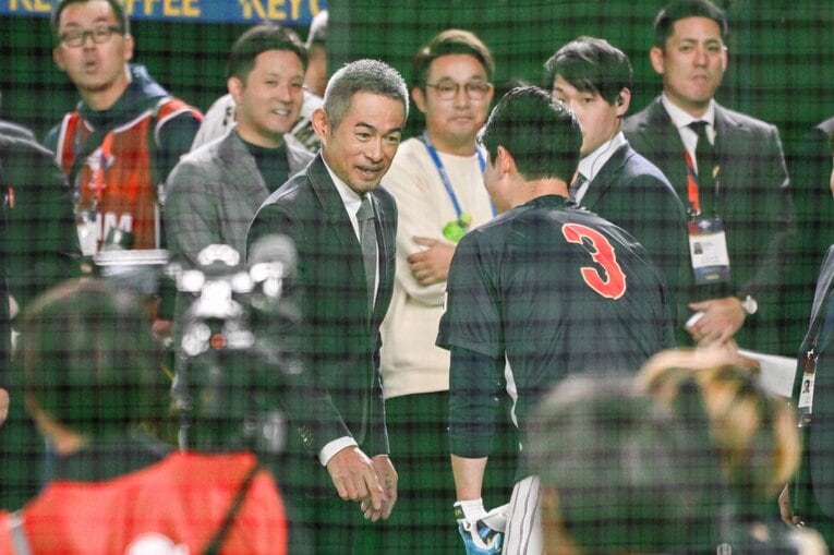 「eプレミア12」のスペシャルゲストとして登場したイチロー氏は試合前に侍ジャパンの選手たちと会話もかわした。写真の3番は清宮幸太郎　©︎Nanae Suzuki