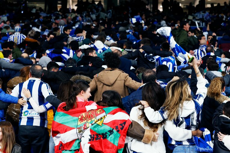 「“クボの疑惑PK”を写真で見ると」「日本代表ユニの少年も」ダービー熱狂のゴラッソ…映像で伝わりきらない“MVP久保建英”の英雄ぶり(34)