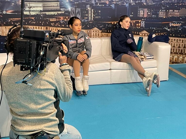 暫定2位のレヴィットとともにモニターを見つめる三原　©Akiko Tamura