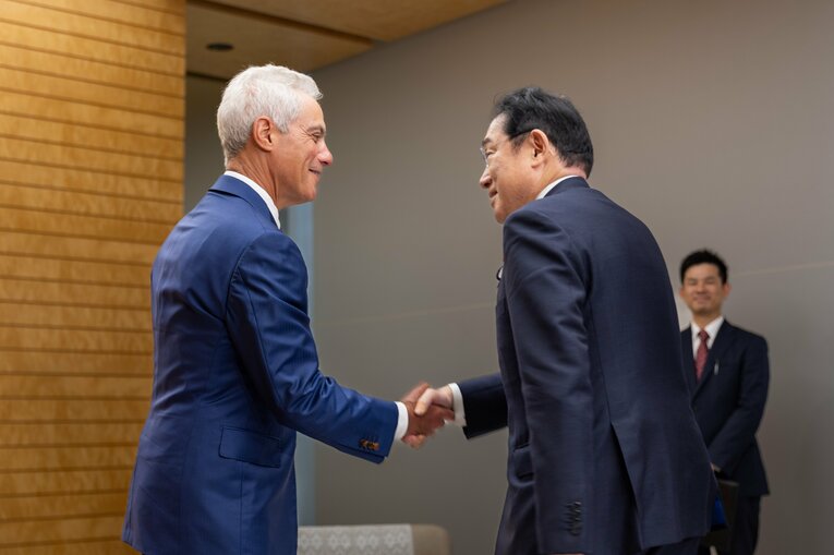 9月30日、退任する岸田首相にドジャースとカブスのユニフォームを贈呈した　©アメリカ大使館