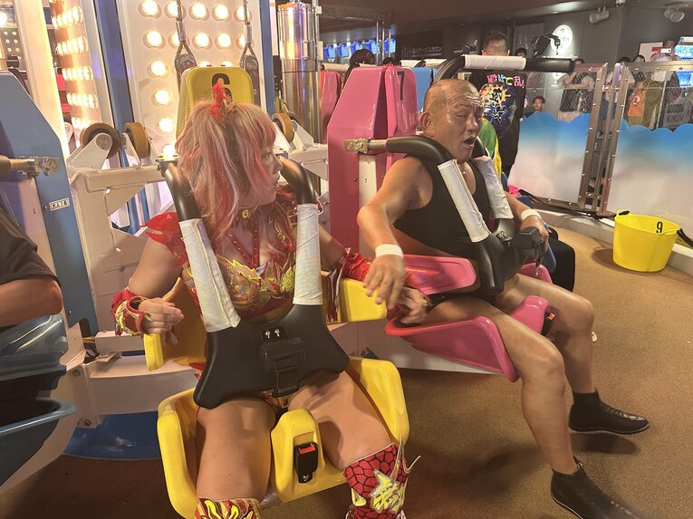 “特別ルール”により、絶叫マシーンに乗り込んだウナギと鈴木