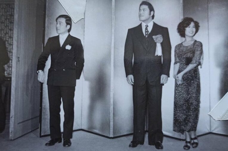 アントニオ猪木とともに並ぶサンパウロ在住ジャーナリストの日下野良武さん（左） ／ photograph by Hiroaki Sawada