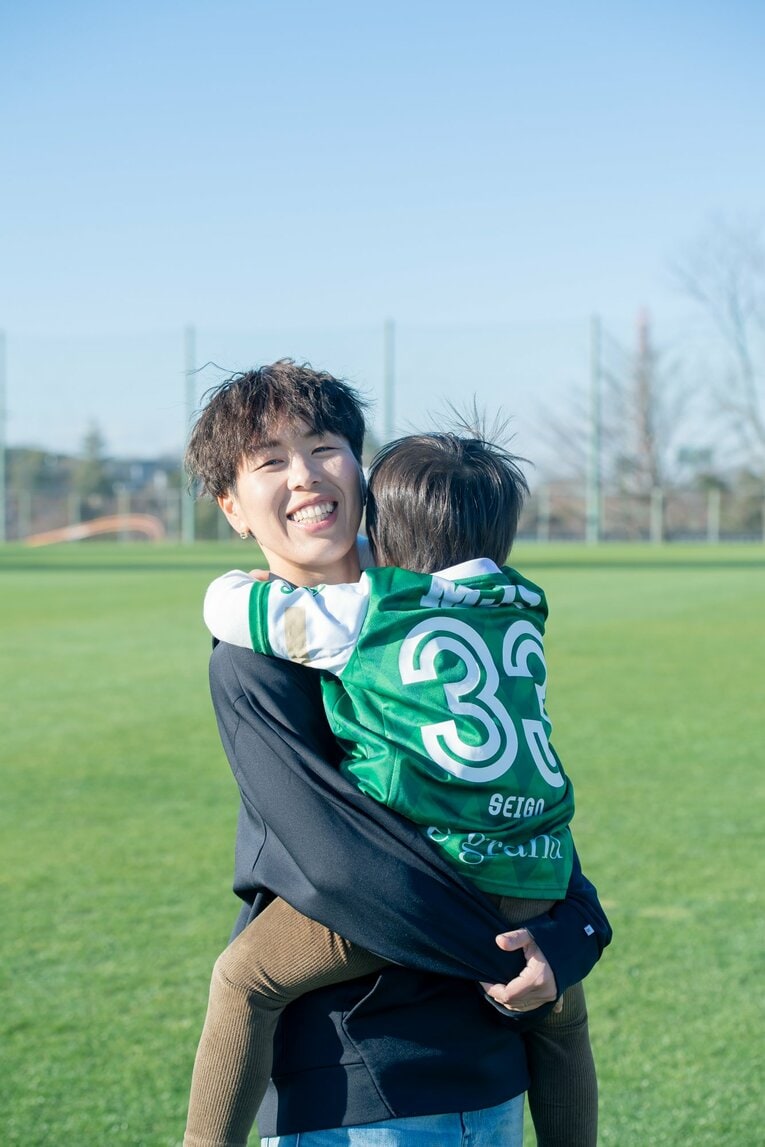 岩清水梓と愛息の“サッカー外遊び”（全9枚中の9枚目）　©Miki Sano